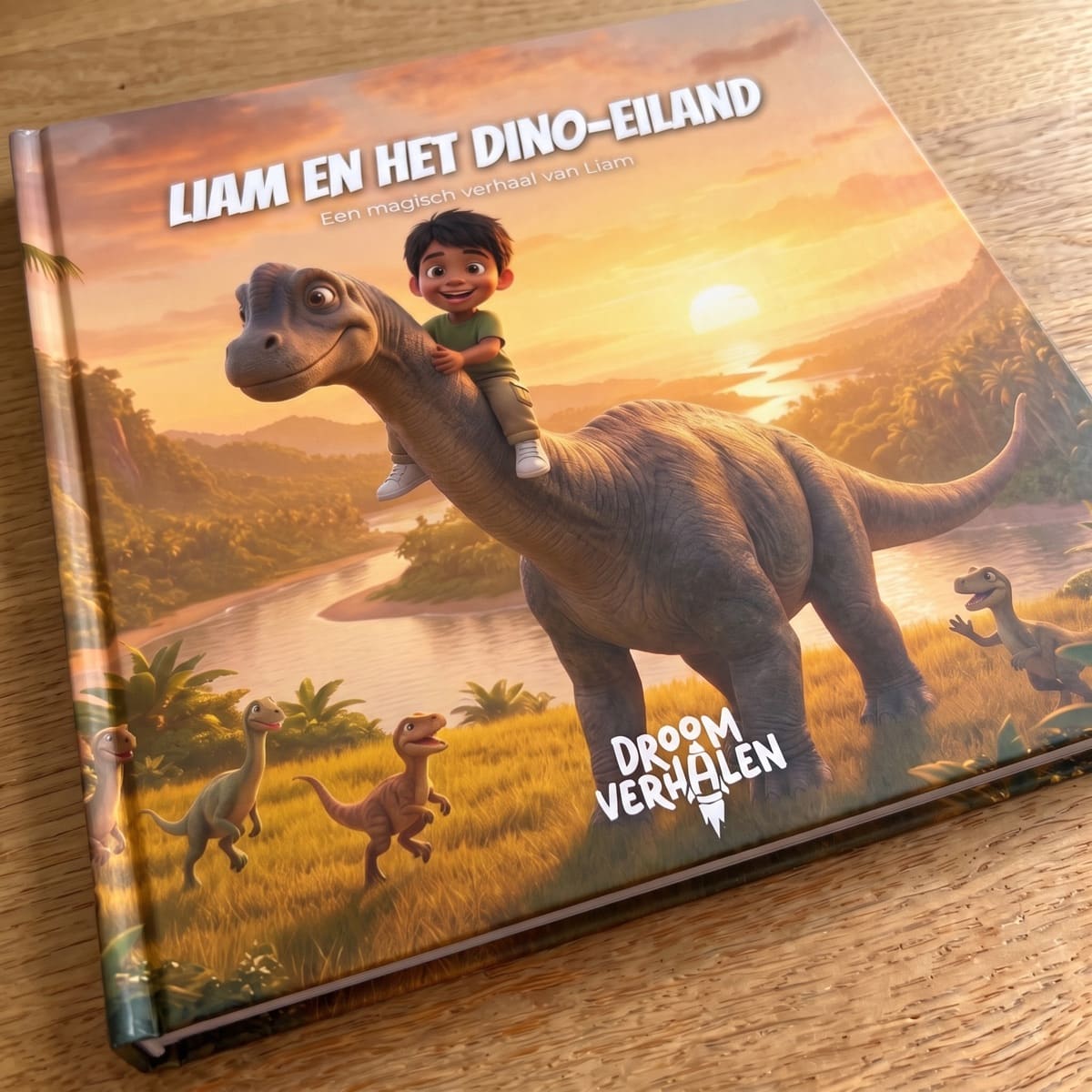 De echte gedrukte hardcover van het boek, liggend op tafel