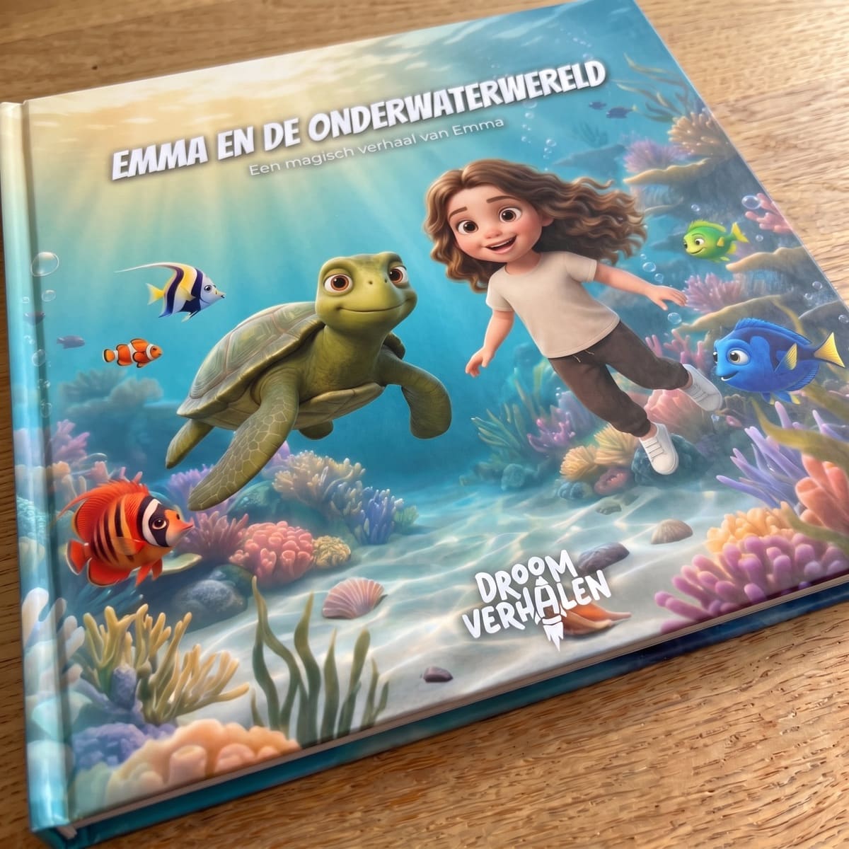 De echte gedrukte hardcover van het boek, liggend op tafel