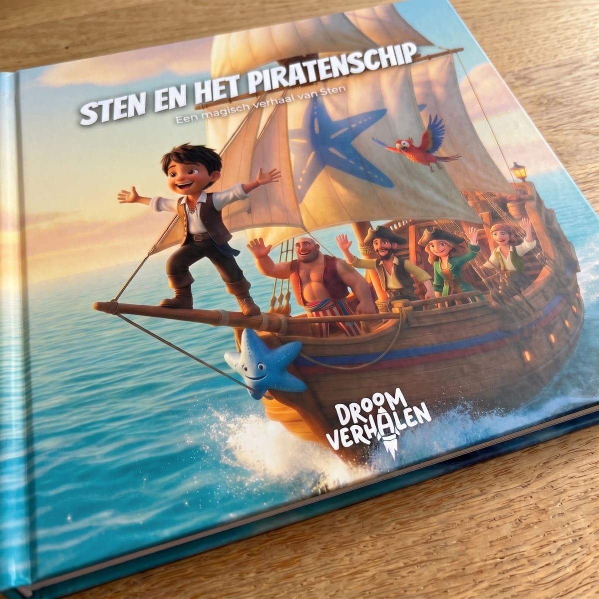 De echte gedrukte hardcover van het boek, liggend op tafel