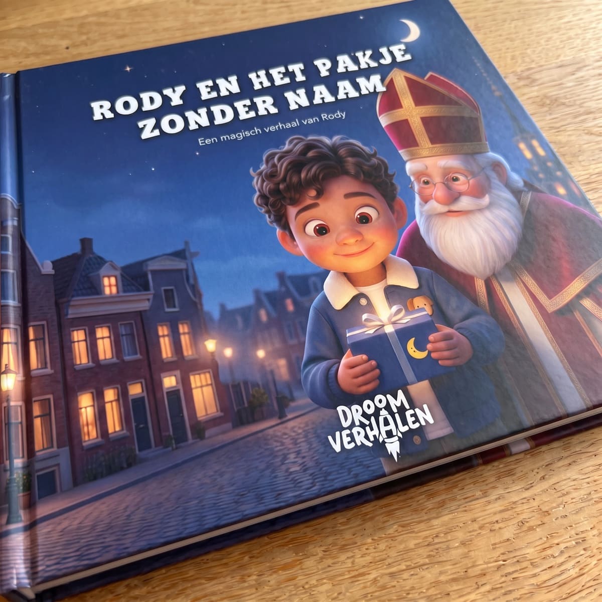 De echte gedrukte hardcover van het boek, liggend op tafel